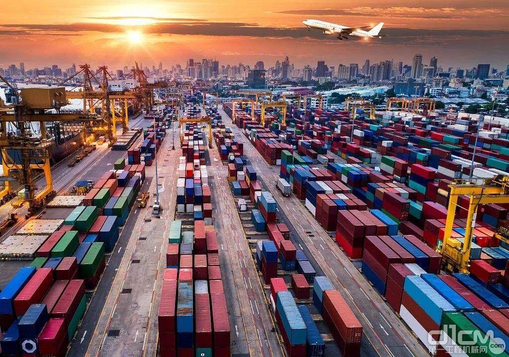 坚定实施扩大内需战略，扩大高水平对外开放